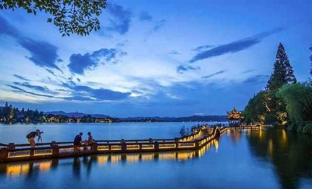 西湖十景介紹，西湖十景名稱(chēng)有什么含義和來(lái)歷？雙峰插云為什么看不到了？圖1