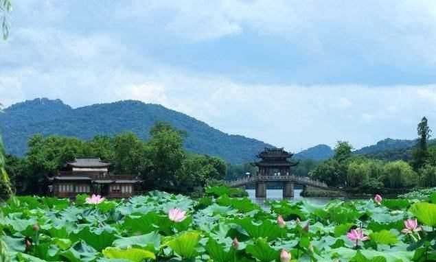 西湖十景介紹，西湖十景名稱(chēng)有什么含義和來(lái)歷？雙峰插云為什么看不到了？圖2