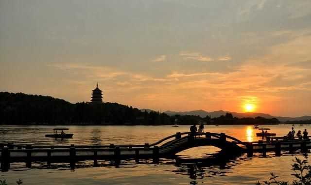 西湖十景介紹，西湖十景名稱(chēng)有什么含義和來(lái)歷？雙峰插云為什么看不到了？圖3