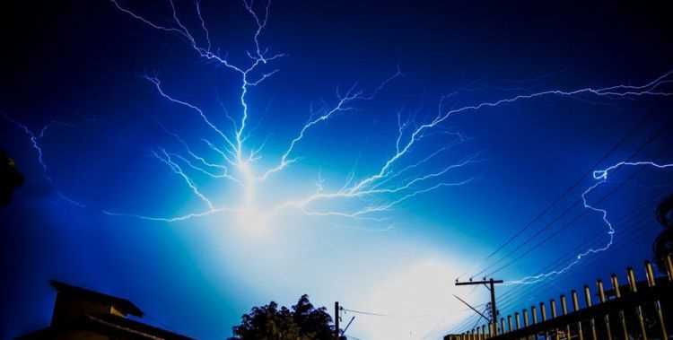先看見(jiàn)閃電還是先聽(tīng)見(jiàn)打雷