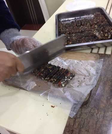 問：阿膠糕做好了也凝固了，裝入真空袋發(fā)現(xiàn)有水分滲出，懷疑還沒有熬透就加材料了這種情況能不能重新熬