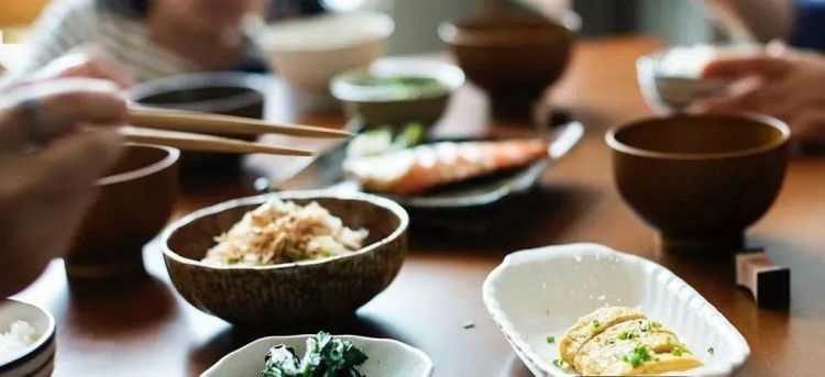 站著(zhù)吃飯對身體有害嗎 知乎