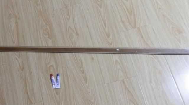 門框條掉了用什么膠粘，櫥柜的門框掉了，是用膠粘的，用的什么膠呀這？圖4