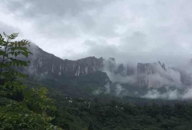 晚霞行千里和有雨山戴帽，無(wú)雨半山腰的字面意思是什么