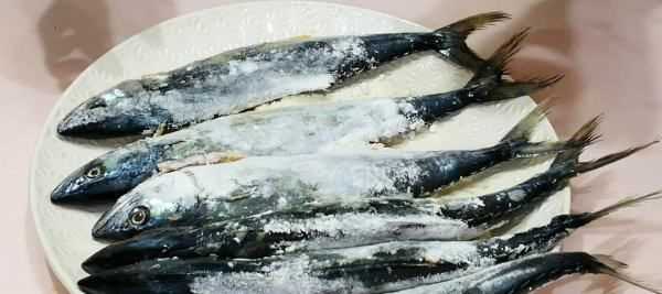 燉鯽魚(yú)能放料酒,燉魚(yú)時(shí)為了避免腥味圖3