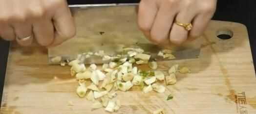 蒜頭發(fā)芽了還能吃嗎，蒜米生芽了還能吃嗎？圖1