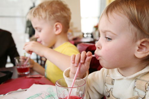 小孩子飲水安全知識