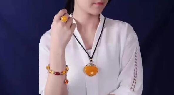 女人身上戴什么招財